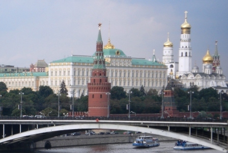 Moskou - zicht op het Kremlin en de Moskou-rivier